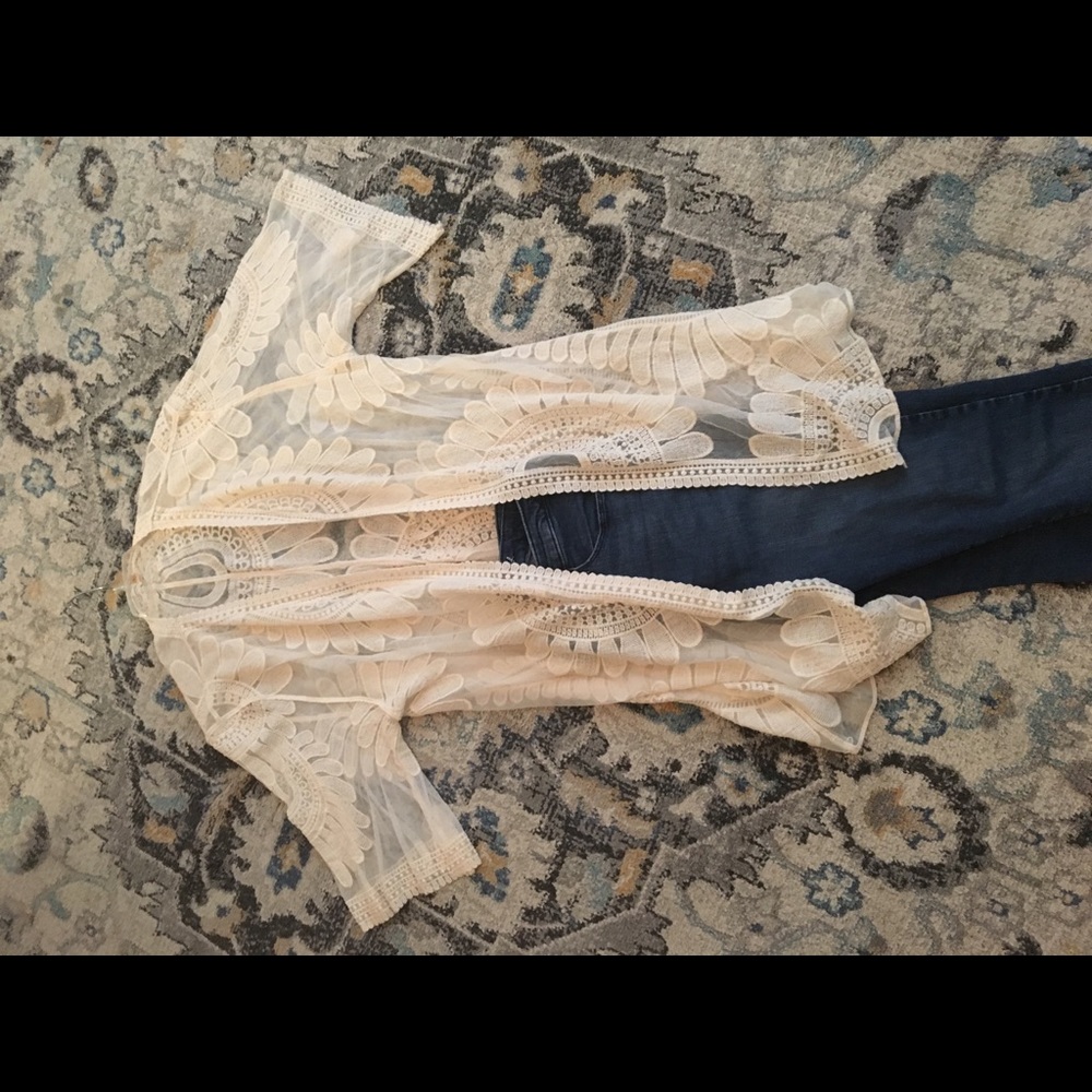 Ivory lace kimono with a flower embroidery.